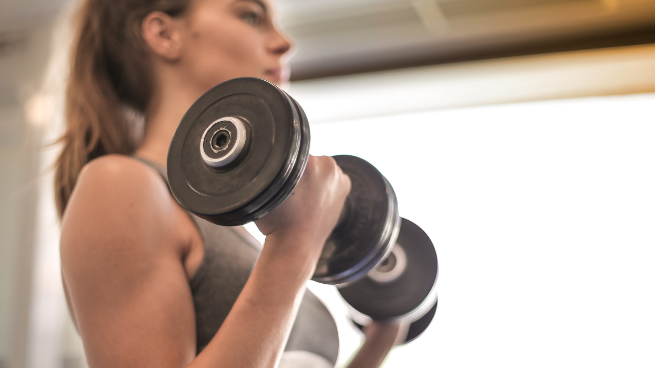 woman dumbbell fitness tips